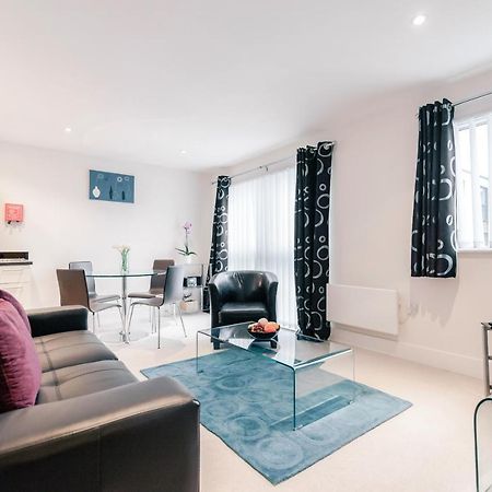 Roomspace Serviced Apartments - Capitol Square Епсъм Стая снимка
