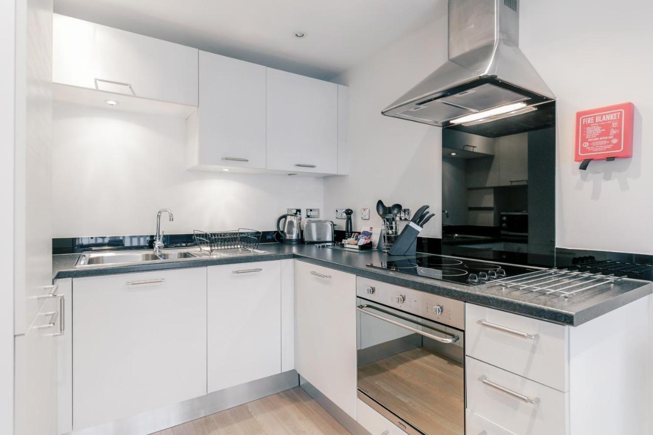 Roomspace Serviced Apartments - Capitol Square Епсъм Стая снимка