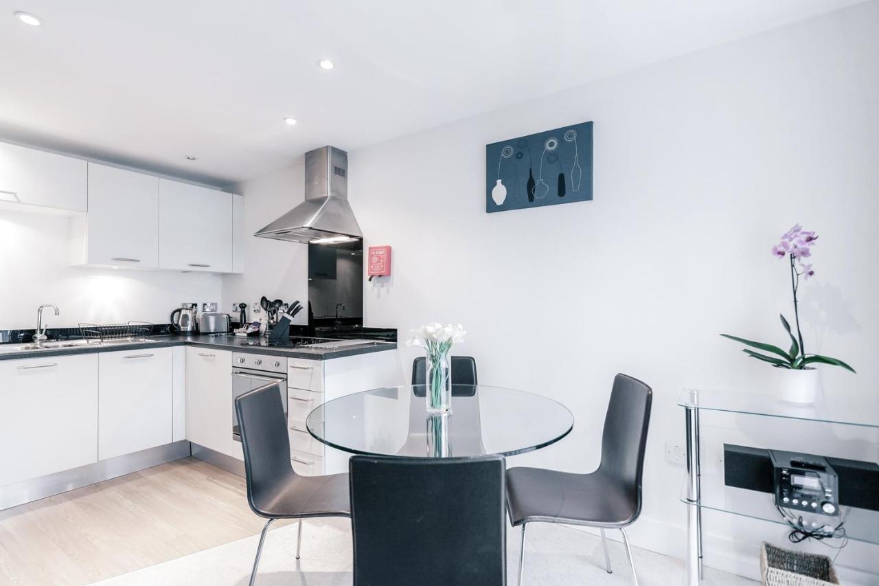 Roomspace Serviced Apartments - Capitol Square Епсъм Екстериор снимка