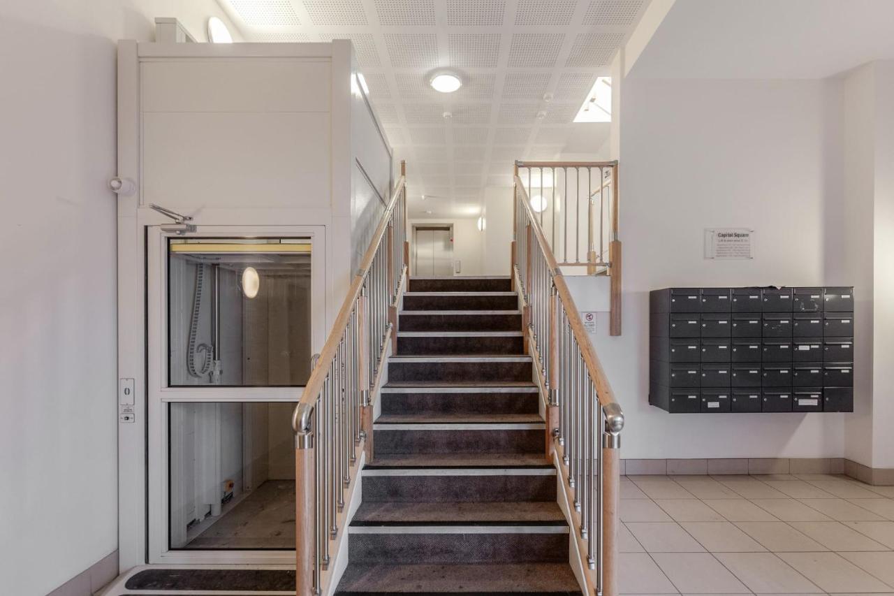 Roomspace Serviced Apartments - Capitol Square Епсъм Екстериор снимка
