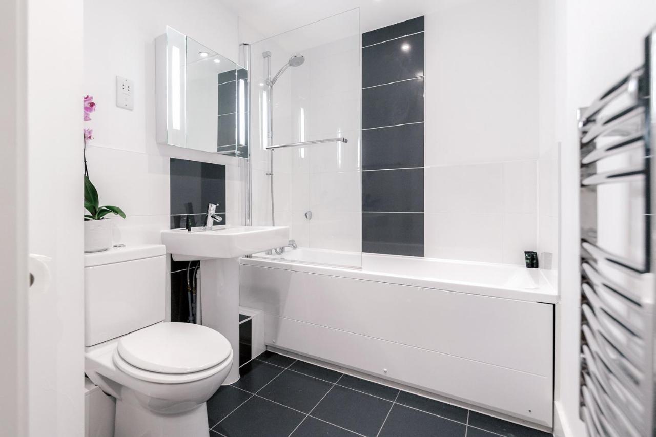 Roomspace Serviced Apartments - Capitol Square Епсъм Екстериор снимка